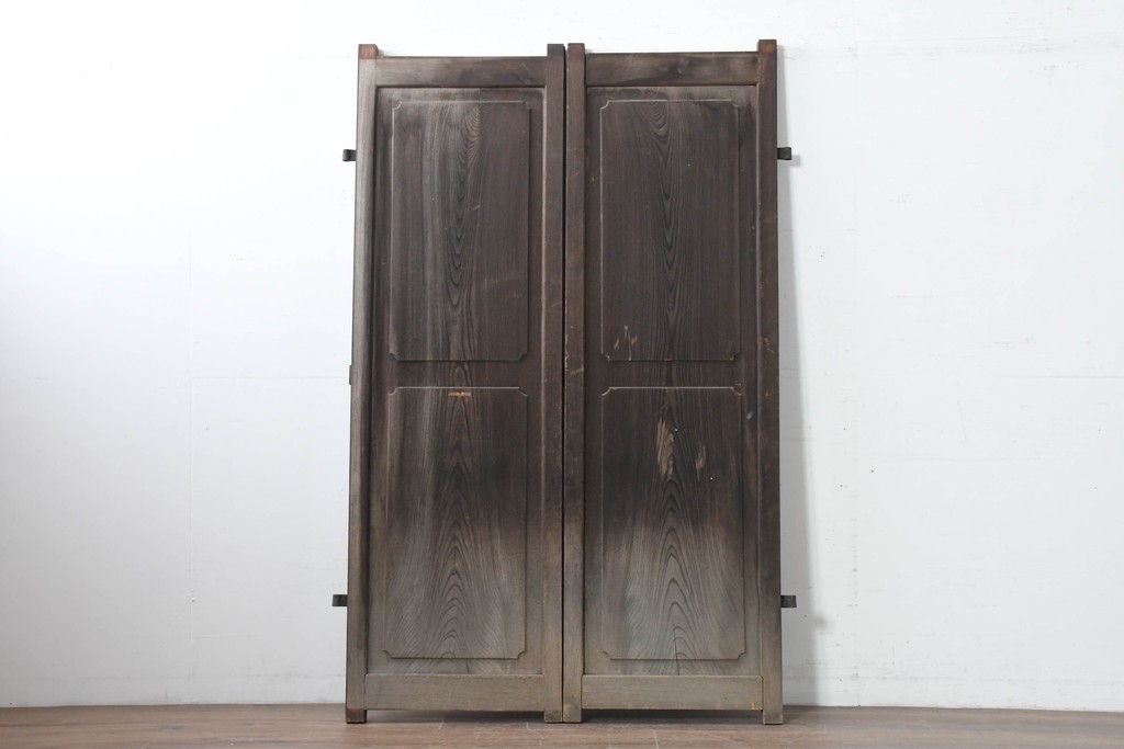 アンティーク建具　明治から大正期　総欅(ケヤキ)材　欅の木目が引き立つ小振りな門扉2枚(1対)セット　(R-086481)