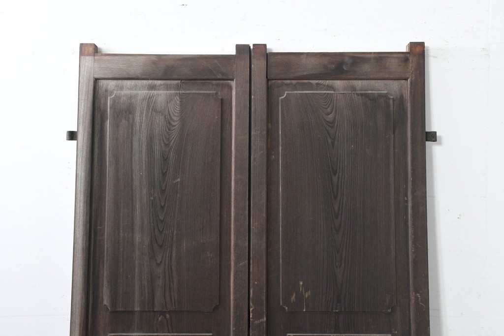 アンティーク建具　明治から大正期　総欅(ケヤキ)材　欅の木目が引き立つ小振りな門扉2枚(1対)セット　(R-086481)