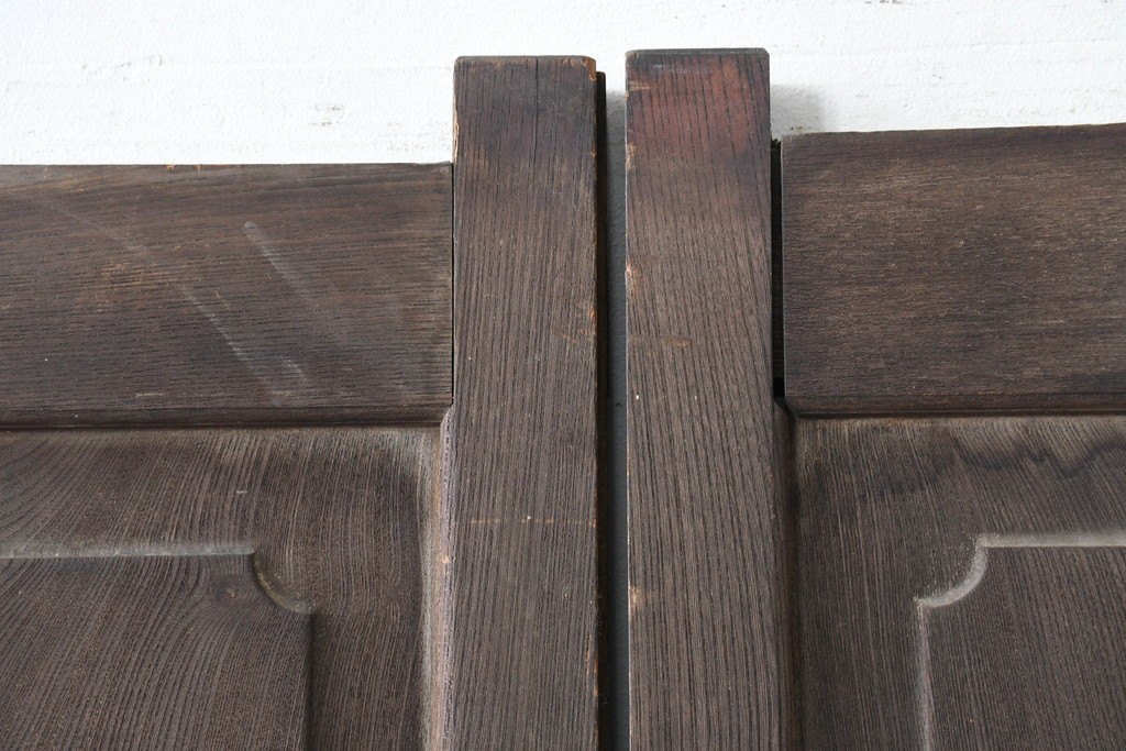 アンティーク建具　明治から大正期　総欅(ケヤキ)材　欅の木目が引き立つ小振りな門扉2枚(1対)セット　(R-086481)