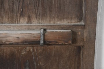 アンティーク建具　明治から大正期　総欅(ケヤキ)材　欅の木目が引き立つ小振りな門扉2枚(1対)セット　(R-086481)