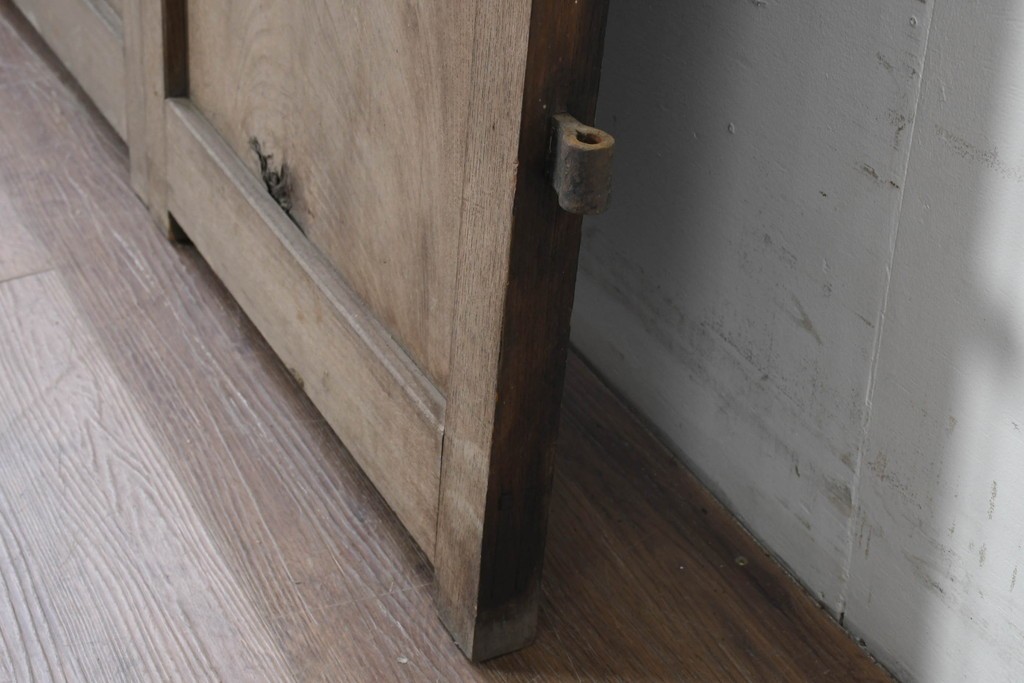 アンティーク建具　明治から大正期　総欅(ケヤキ)材　欅の木目が引き立つ小振りな門扉2枚(1対)セット　(R-086481)