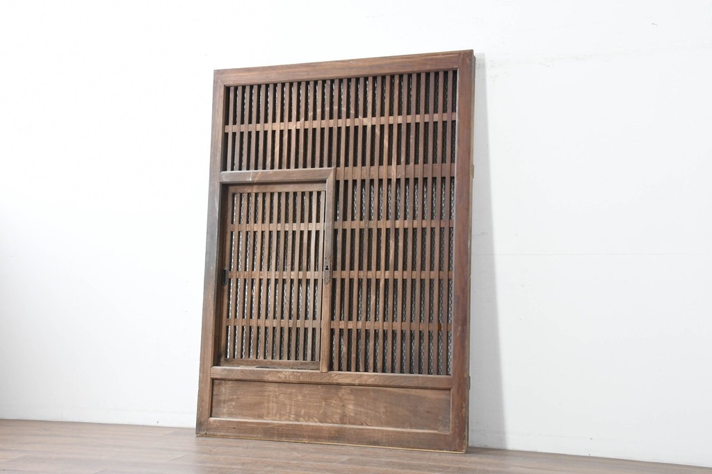 アンティーク建具　明治から大正期　総欅(ケヤキ)材　整然と並ぶ格子が美しいくぐり戸1枚　(R-086483)