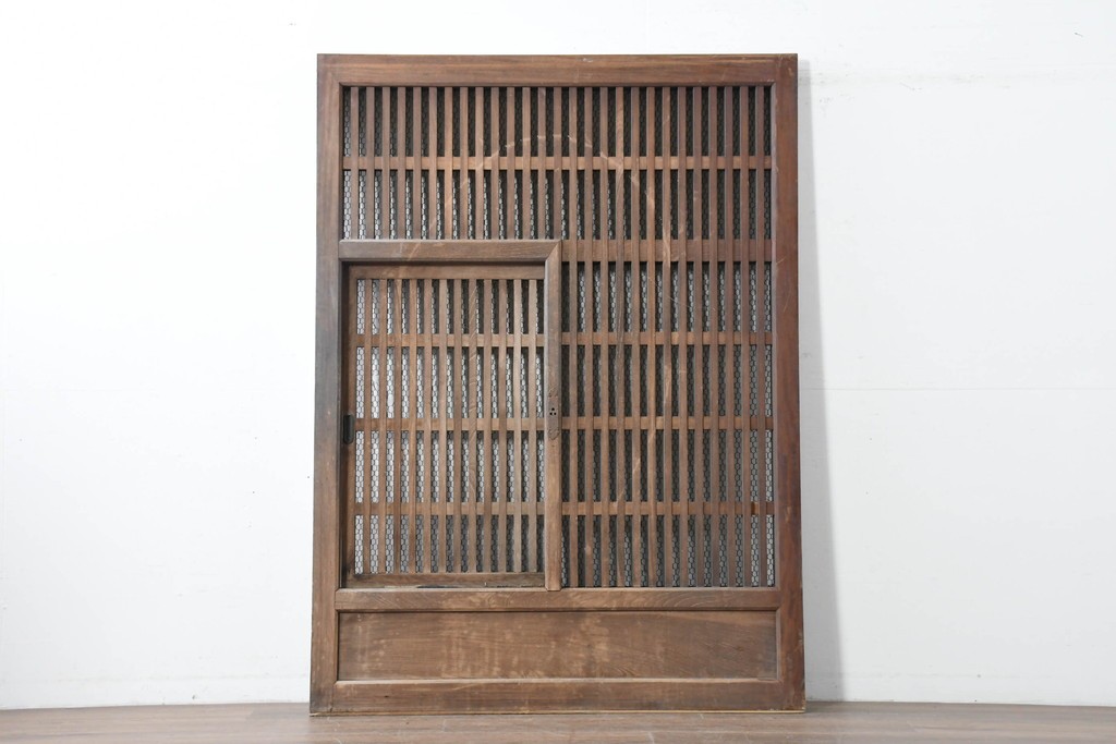 アンティーク建具　明治から大正期　総欅(ケヤキ)材　整然と並ぶ格子が美しいくぐり戸1枚　(R-086483)