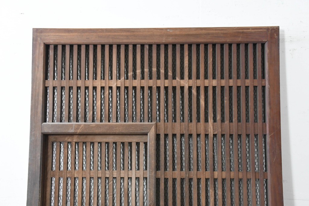アンティーク建具　明治から大正期　総欅(ケヤキ)材　整然と並ぶ格子が美しいくぐり戸1枚　(R-086483)