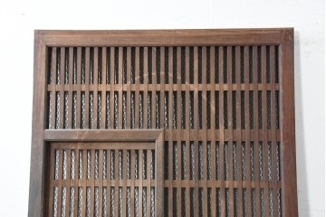 アンティーク建具　明治から大正期　総欅(ケヤキ)材　整然と並ぶ格子が美しいくぐり戸1枚　(R-086483)
