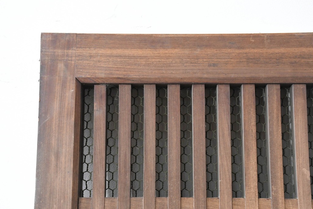 アンティーク建具　明治から大正期　総欅(ケヤキ)材　整然と並ぶ格子が美しいくぐり戸1枚　(R-086483)