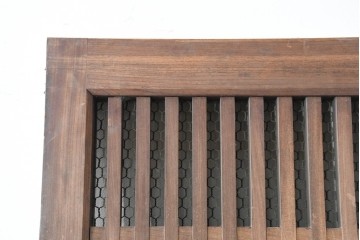 アンティーク建具　明治から大正期　総欅(ケヤキ)材　整然と並ぶ格子が美しいくぐり戸1枚　(R-086483)
