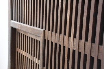 アンティーク建具　明治から大正期　総欅(ケヤキ)材　整然と並ぶ格子が美しいくぐり戸1枚　(R-086483)