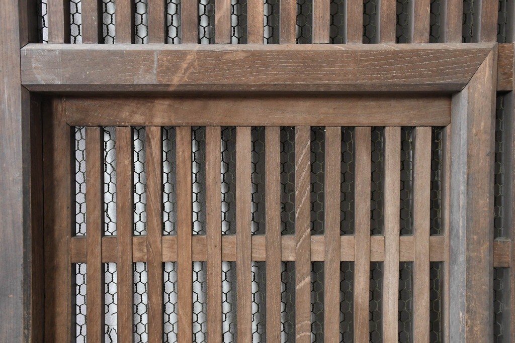 アンティーク建具　明治から大正期　総欅(ケヤキ)材　整然と並ぶ格子が美しいくぐり戸1枚　(R-086483)