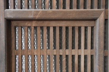 アンティーク建具　明治から大正期　総欅(ケヤキ)材　整然と並ぶ格子が美しいくぐり戸1枚　(R-086483)
