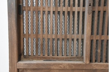 アンティーク建具　明治から大正期　総欅(ケヤキ)材　整然と並ぶ格子が美しいくぐり戸1枚　(R-086483)