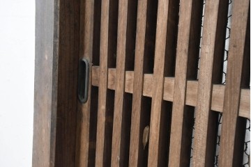 アンティーク建具　明治から大正期　総欅(ケヤキ)材　整然と並ぶ格子が美しいくぐり戸1枚　(R-086483)