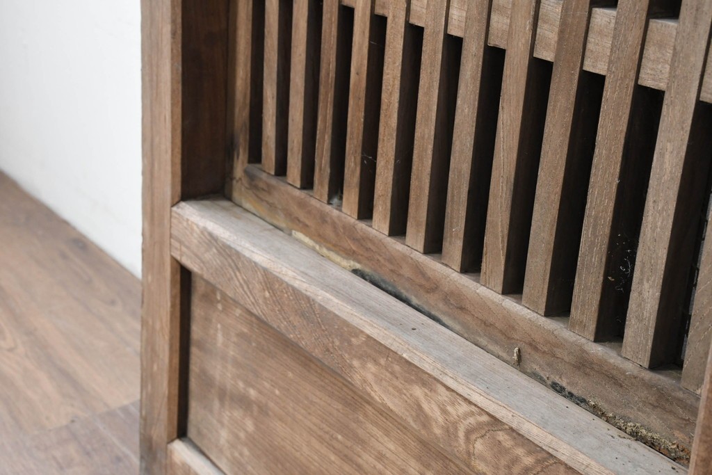 アンティーク建具　明治から大正期　総欅(ケヤキ)材　整然と並ぶ格子が美しいくぐり戸1枚　(R-086483)