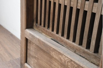 アンティーク建具　明治から大正期　総欅(ケヤキ)材　整然と並ぶ格子が美しいくぐり戸1枚　(R-086483)
