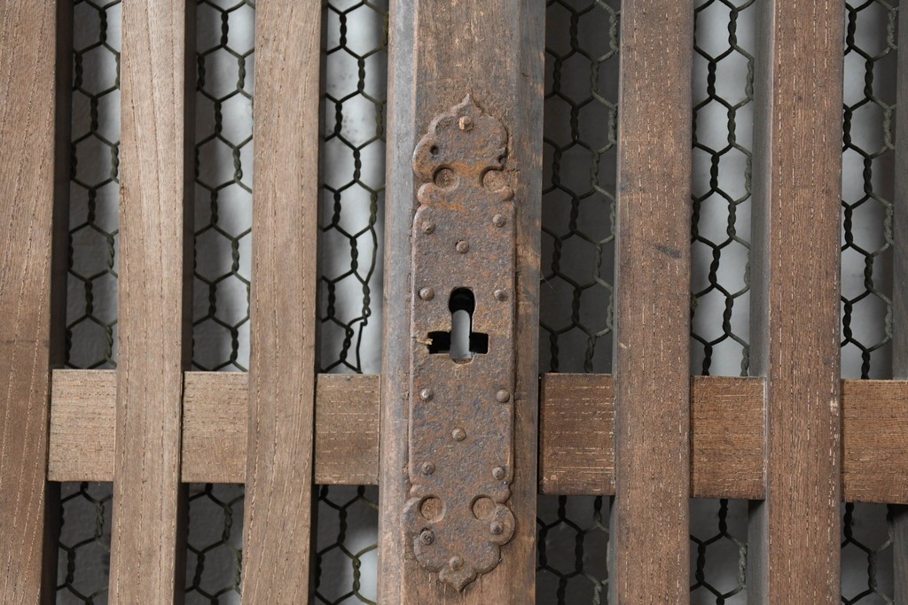 アンティーク建具　明治から大正期　総欅(ケヤキ)材　整然と並ぶ格子が美しいくぐり戸1枚　(R-086483)