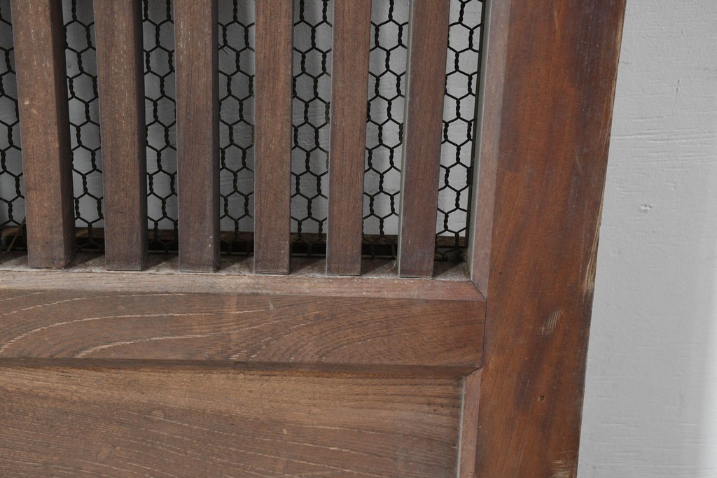 アンティーク建具　明治から大正期　総欅(ケヤキ)材　整然と並ぶ格子が美しいくぐり戸1枚　(R-086483)