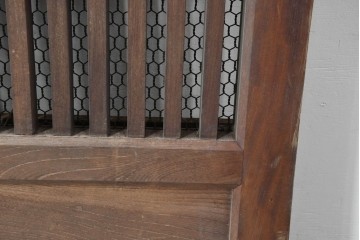 アンティーク建具　明治から大正期　総欅(ケヤキ)材　整然と並ぶ格子が美しいくぐり戸1枚　(R-086483)