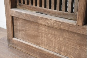 アンティーク建具　明治から大正期　総欅(ケヤキ)材　整然と並ぶ格子が美しいくぐり戸1枚　(R-086483)
