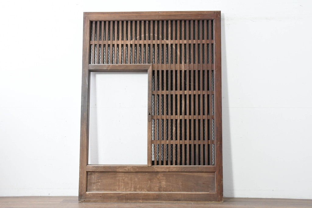 アンティーク建具　明治から大正期　総欅(ケヤキ)材　整然と並ぶ格子が美しいくぐり戸1枚　(R-086483)