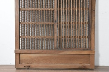 アンティーク建具　明治から大正期　総欅(ケヤキ)材　整然と並ぶ格子が美しいくぐり戸1枚　(R-086483)
