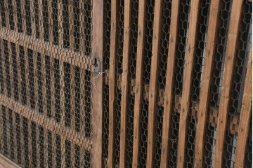 アンティーク建具　明治から大正期　総欅(ケヤキ)材　整然と並ぶ格子が美しいくぐり戸1枚　(R-086483)