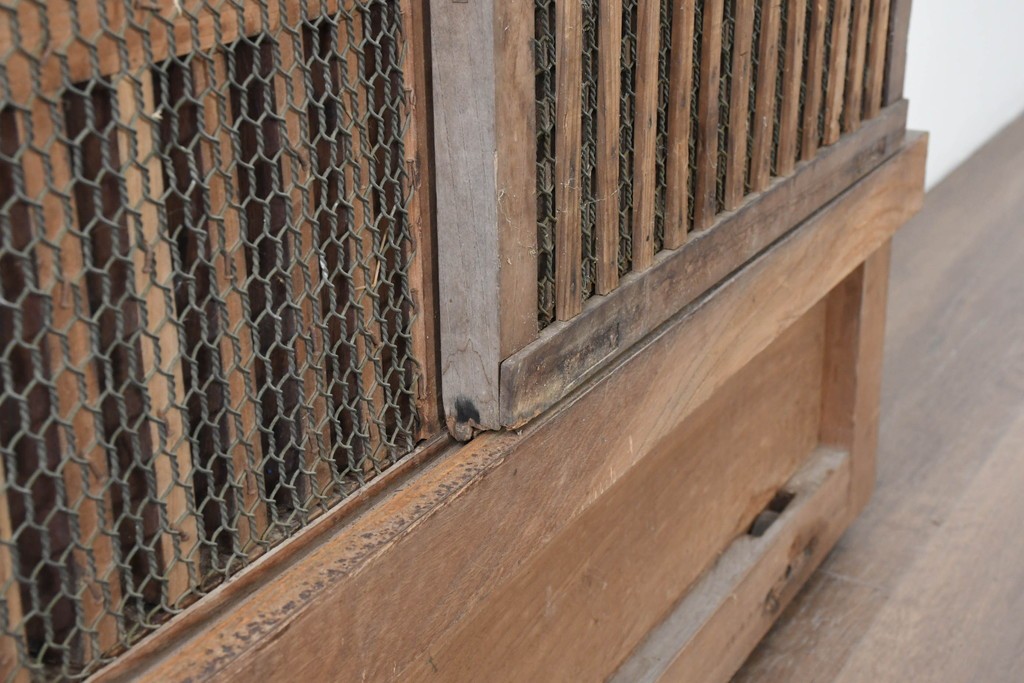 アンティーク建具　明治から大正期　総欅(ケヤキ)材　整然と並ぶ格子が美しいくぐり戸1枚　(R-086483)