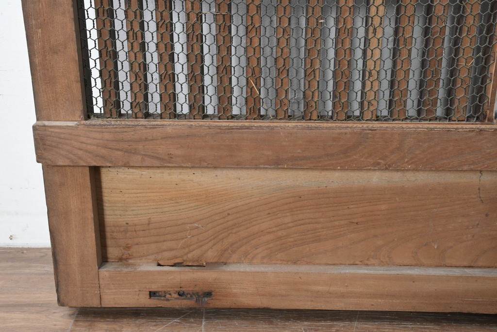 アンティーク建具　明治から大正期　総欅(ケヤキ)材　整然と並ぶ格子が美しいくぐり戸1枚　(R-086483)