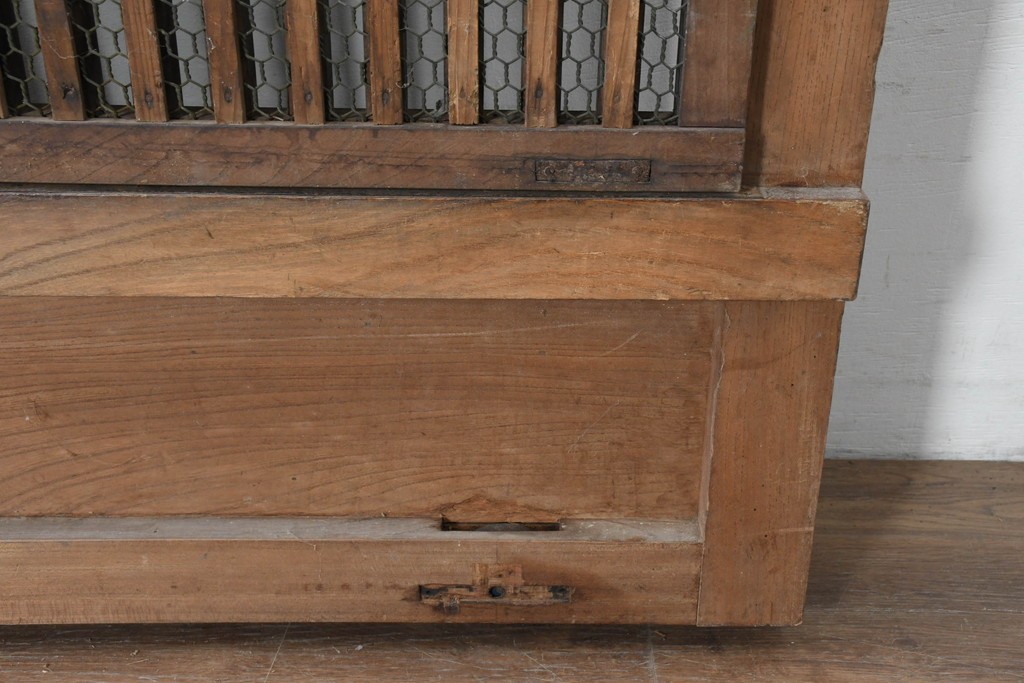 アンティーク建具　明治から大正期　総欅(ケヤキ)材　整然と並ぶ格子が美しいくぐり戸1枚　(R-086483)