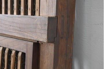 アンティーク建具　明治から大正期　総欅(ケヤキ)材　整然と並ぶ格子が美しいくぐり戸1枚　(R-086483)