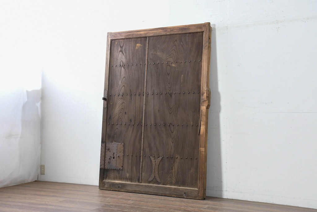 アンティーク建具　明治から大正期　欅(ケヤキ)材　時を重ねた木味と鋲打ち金具が目を引く蔵戸1枚　(R-086484)