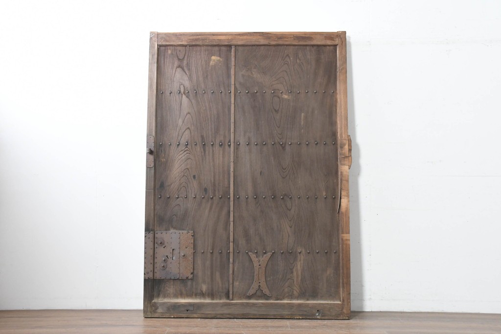 アンティーク建具　明治から大正期　欅(ケヤキ)材　時を重ねた木味と鋲打ち金具が目を引く蔵戸1枚　(R-086484)