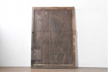 アンティーク建具　明治から大正期　欅(ケヤキ)材　時を重ねた木味と鋲打ち金具が目を引く蔵戸1枚　(R-086484)