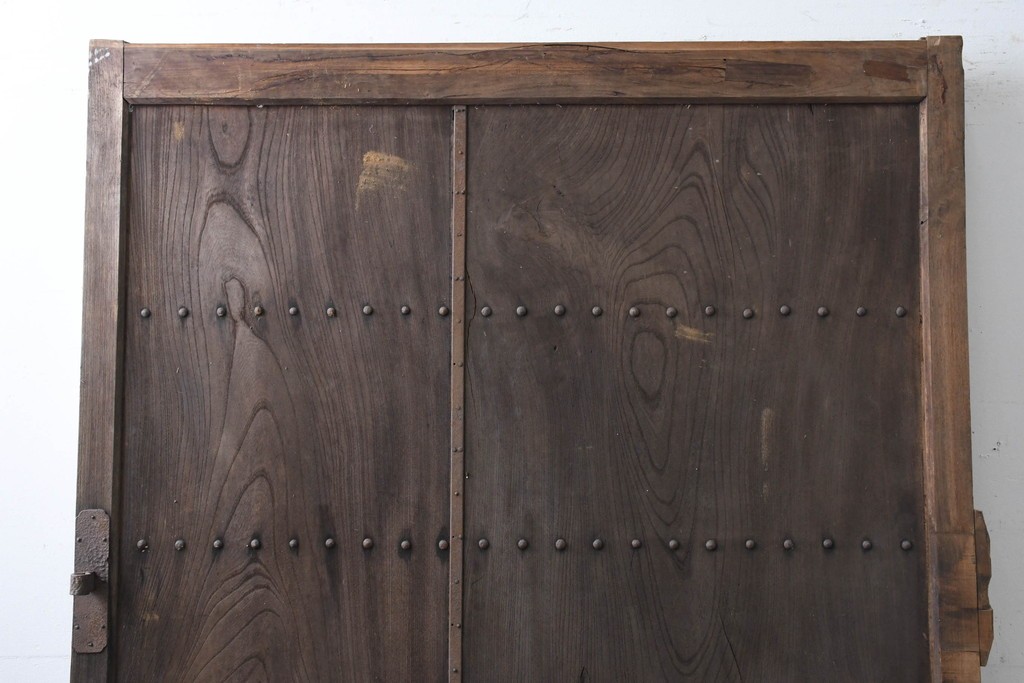 アンティーク建具　明治から大正期　欅(ケヤキ)材　時を重ねた木味と鋲打ち金具が目を引く蔵戸1枚　(R-086484)