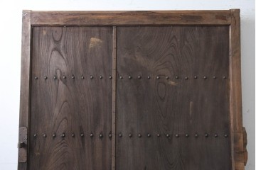 アンティーク建具　明治から大正期　欅(ケヤキ)材　時を重ねた木味と鋲打ち金具が目を引く蔵戸1枚　(R-086484)