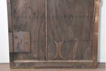 アンティーク建具　明治から大正期　欅(ケヤキ)材　時を重ねた木味と鋲打ち金具が目を引く蔵戸1枚　(R-086484)