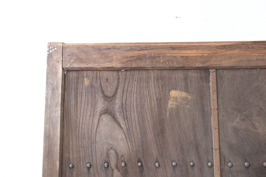 アンティーク建具　明治から大正期　欅(ケヤキ)材　時を重ねた木味と鋲打ち金具が目を引く蔵戸1枚　(R-086484)