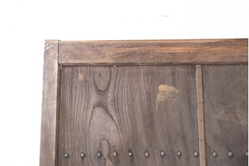 アンティーク建具　明治から大正期　欅(ケヤキ)材　時を重ねた木味と鋲打ち金具が目を引く蔵戸1枚　(R-086484)