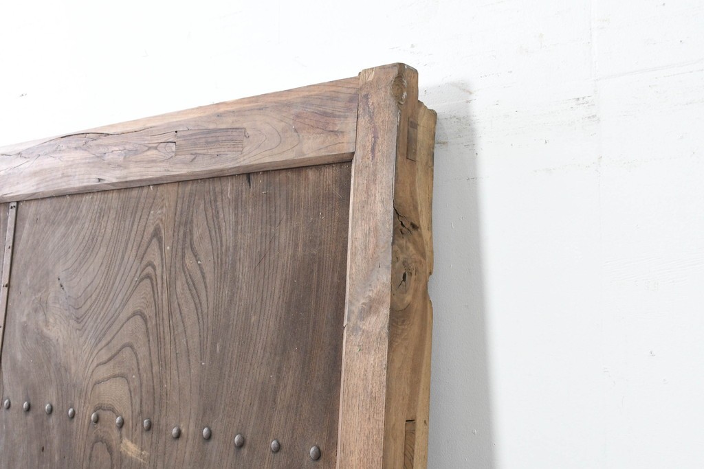 アンティーク建具　明治から大正期　欅(ケヤキ)材　時を重ねた木味と鋲打ち金具が目を引く蔵戸1枚　(R-086484)