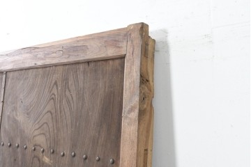 アンティーク建具　明治から大正期　欅(ケヤキ)材　時を重ねた木味と鋲打ち金具が目を引く蔵戸1枚　(R-086484)