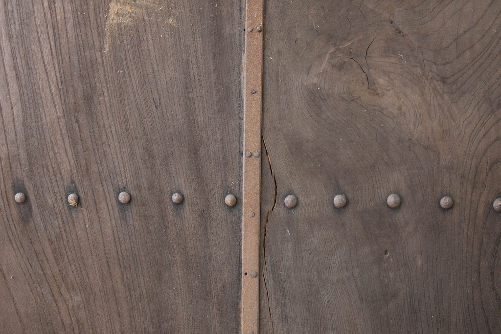 アンティーク建具　明治から大正期　欅(ケヤキ)材　時を重ねた木味と鋲打ち金具が目を引く蔵戸1枚　(R-086484)