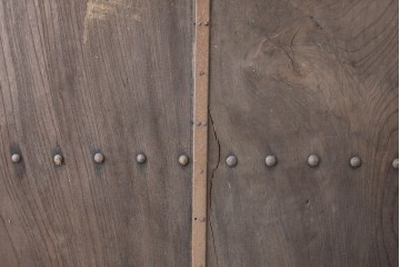 アンティーク建具　明治から大正期　欅(ケヤキ)材　時を重ねた木味と鋲打ち金具が目を引く蔵戸1枚　(R-086484)