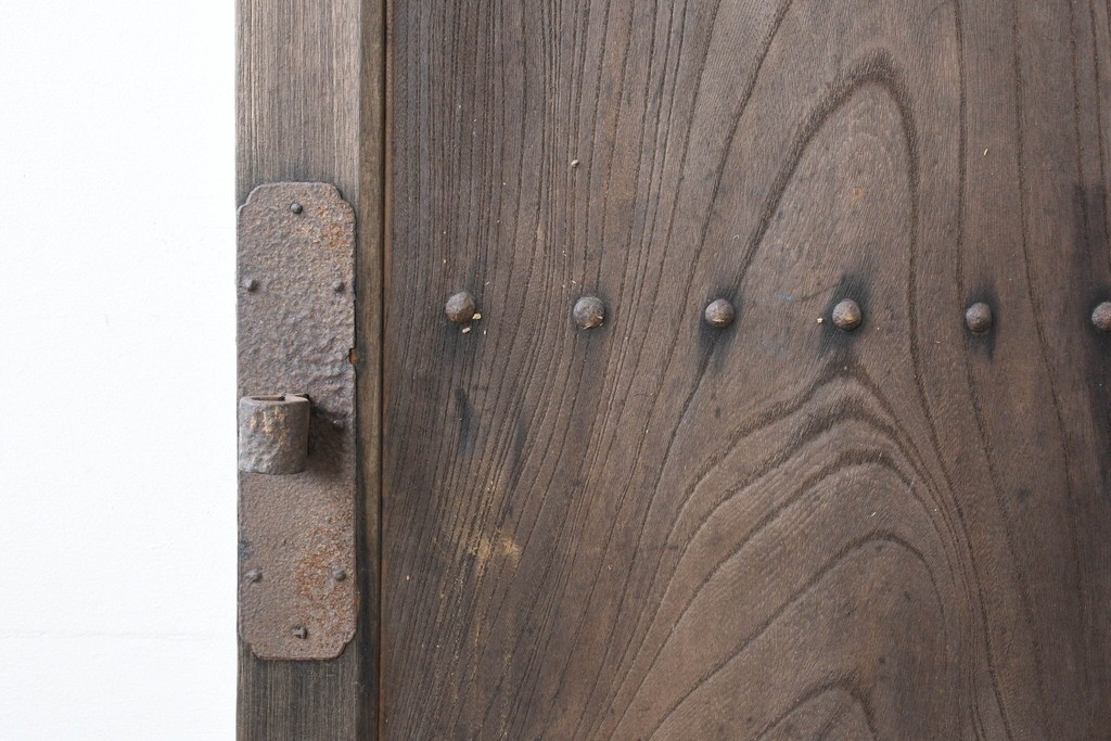 アンティーク建具　明治から大正期　欅(ケヤキ)材　時を重ねた木味と鋲打ち金具が目を引く蔵戸1枚　(R-086484)