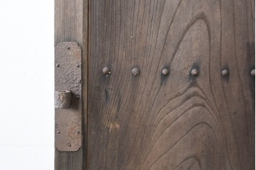 アンティーク建具　明治から大正期　欅(ケヤキ)材　時を重ねた木味と鋲打ち金具が目を引く蔵戸1枚　(R-086484)