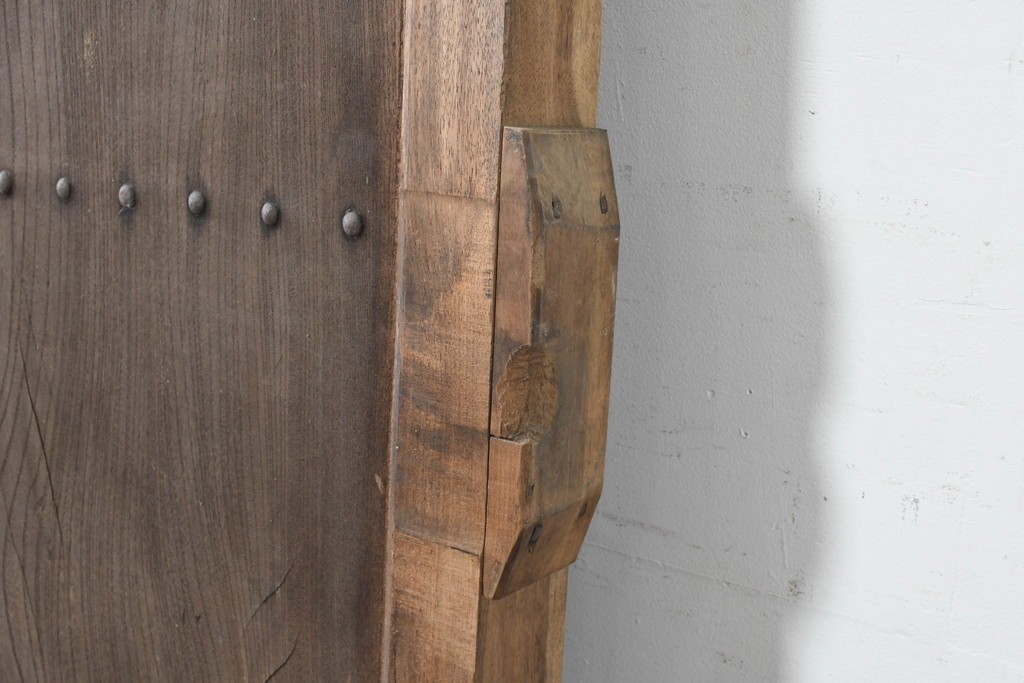 アンティーク建具　明治から大正期　欅(ケヤキ)材　時を重ねた木味と鋲打ち金具が目を引く蔵戸1枚　(R-086484)