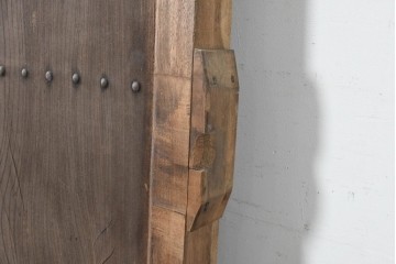 アンティーク建具　明治から大正期　欅(ケヤキ)材　時を重ねた木味と鋲打ち金具が目を引く蔵戸1枚　(R-086484)
