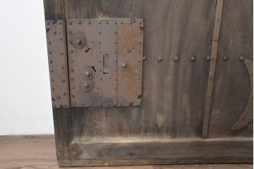 アンティーク建具　明治から大正期　欅(ケヤキ)材　時を重ねた木味と鋲打ち金具が目を引く蔵戸1枚　(R-086484)