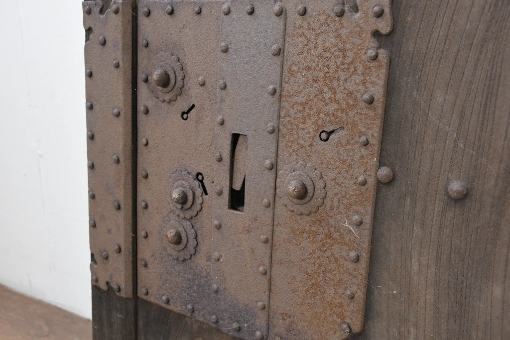アンティーク建具　明治から大正期　欅(ケヤキ)材　時を重ねた木味と鋲打ち金具が目を引く蔵戸1枚　(R-086484)