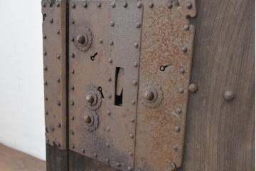 アンティーク建具　明治から大正期　欅(ケヤキ)材　時を重ねた木味と鋲打ち金具が目を引く蔵戸1枚　(R-086484)