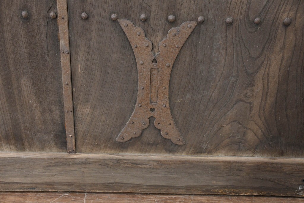 アンティーク建具　明治から大正期　欅(ケヤキ)材　時を重ねた木味と鋲打ち金具が目を引く蔵戸1枚　(R-086484)