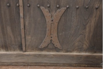 アンティーク建具　明治から大正期　欅(ケヤキ)材　時を重ねた木味と鋲打ち金具が目を引く蔵戸1枚　(R-086484)